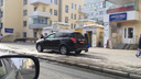 Внедорожник с дипломатическими номерами припарковался на тротуаре Красного проспекта