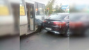 «Летел на бешеной скорости»: в центре Челябинска маршрутка застряла между двумя автомобилями