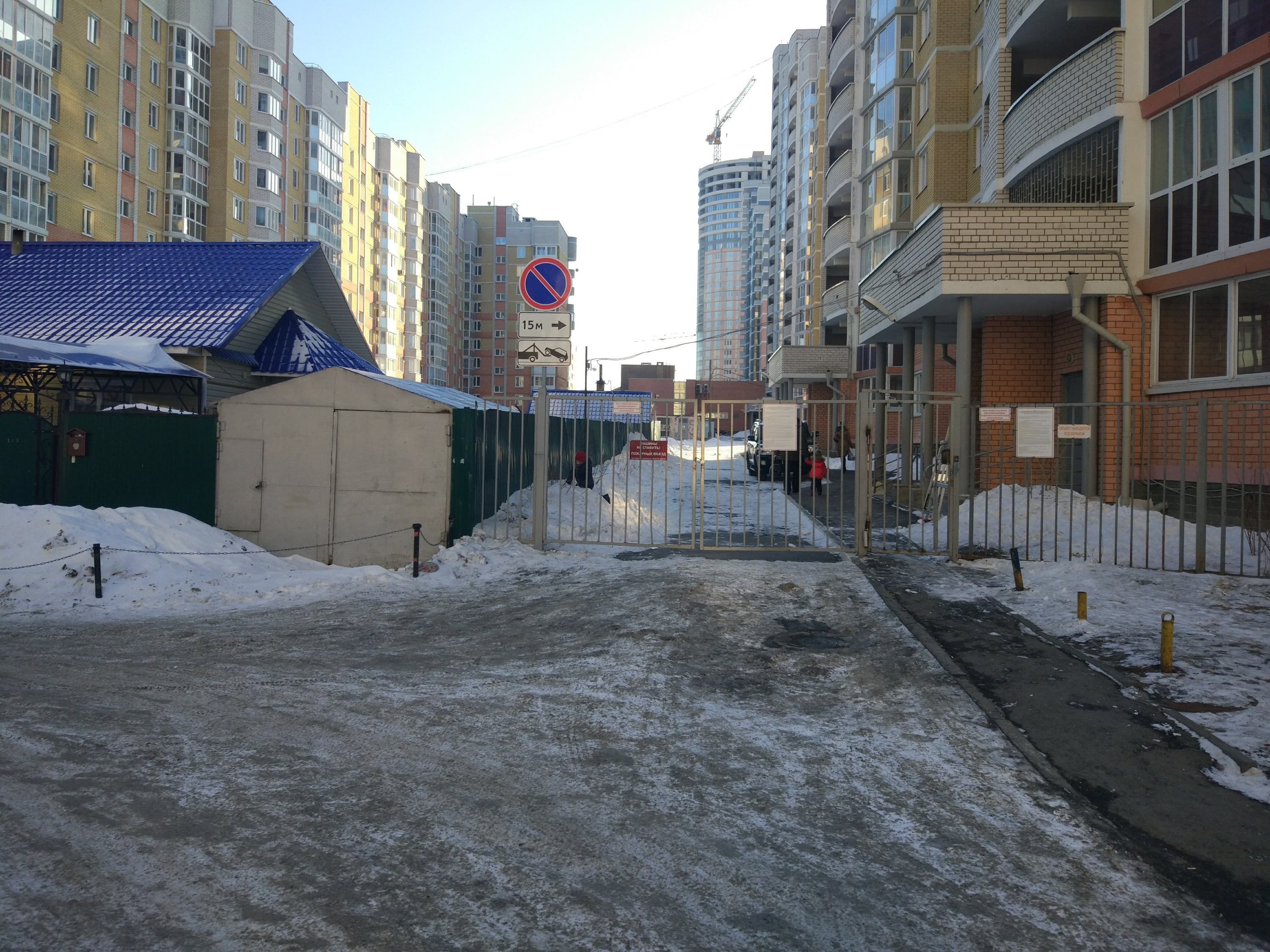 После установки знаков у ворот свободно После установки знаков у ворот свободно