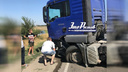 Под Ростовом столкнулись «Нива» и грузовик: прицеп перекрыл трассу