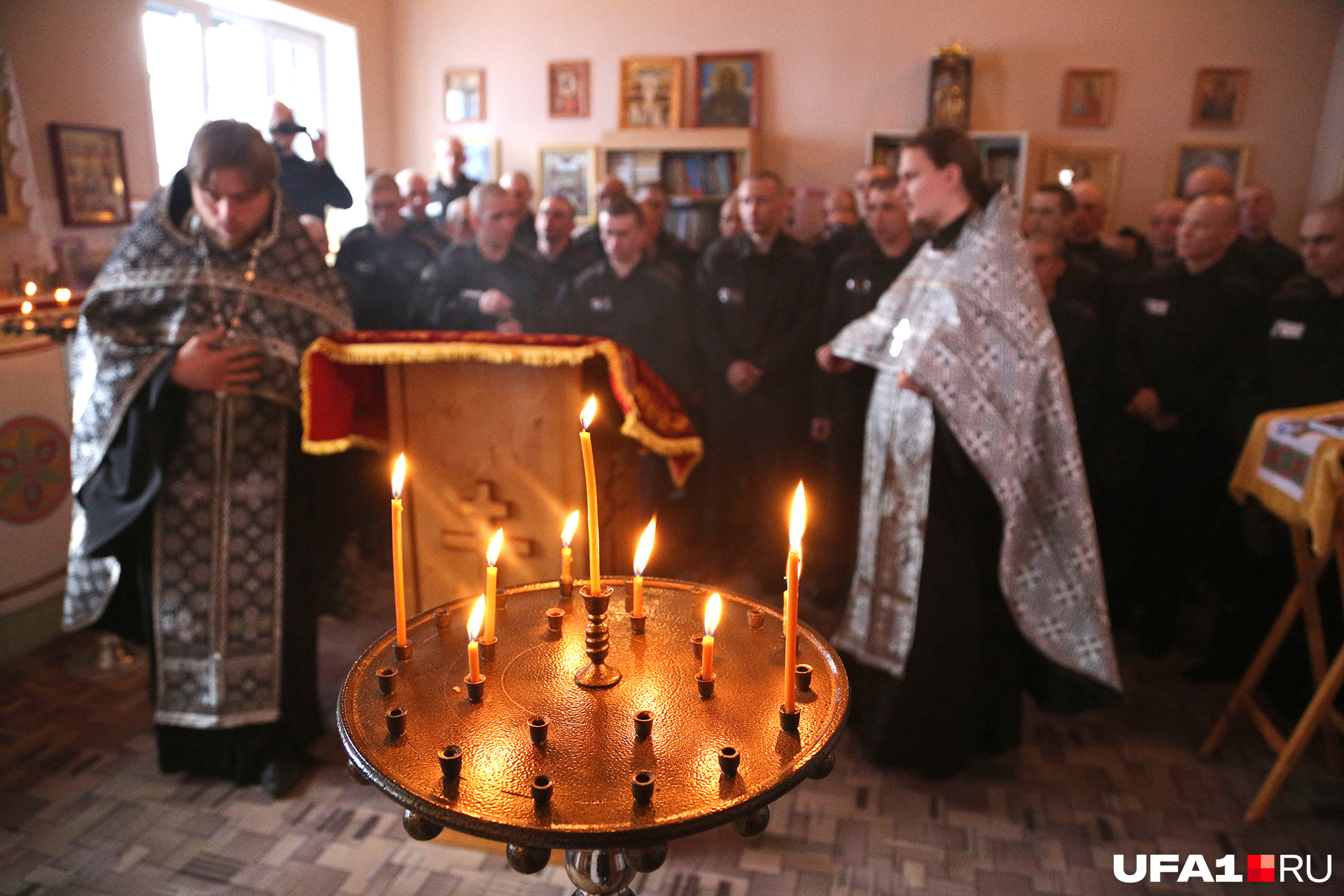 Регулярно колонию посещают представители духовенства Регулярно колонию посещают представители духовенства
