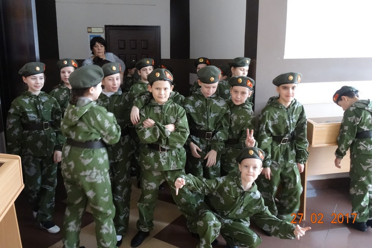 В школе мальчик — командир патриотического отряда «Праздник песни и строя» (на фото в центре)