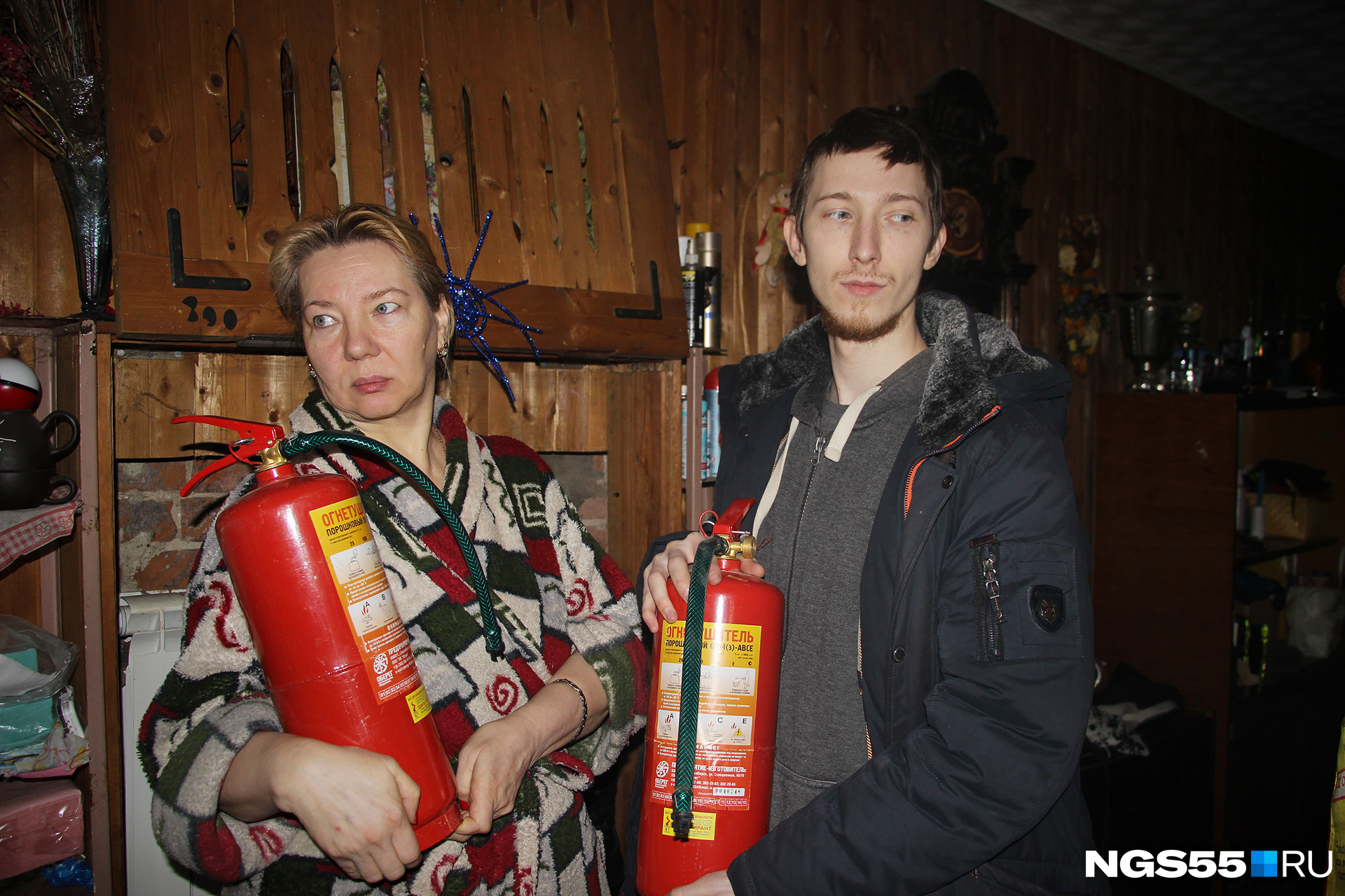 В доме у Суворовых на всякий случай стоят несколько огнетушителей — жильцы дома боятся, что его подожгут