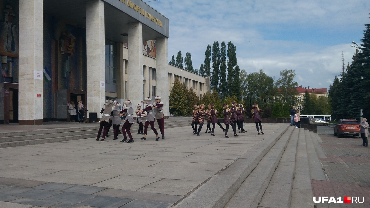 Детский хореографический ансамбль «Звездный час» выступал для избирателей перед ГДК Детский хореографический ансамбль «Звездный час» выступал для избирателей перед ГДК