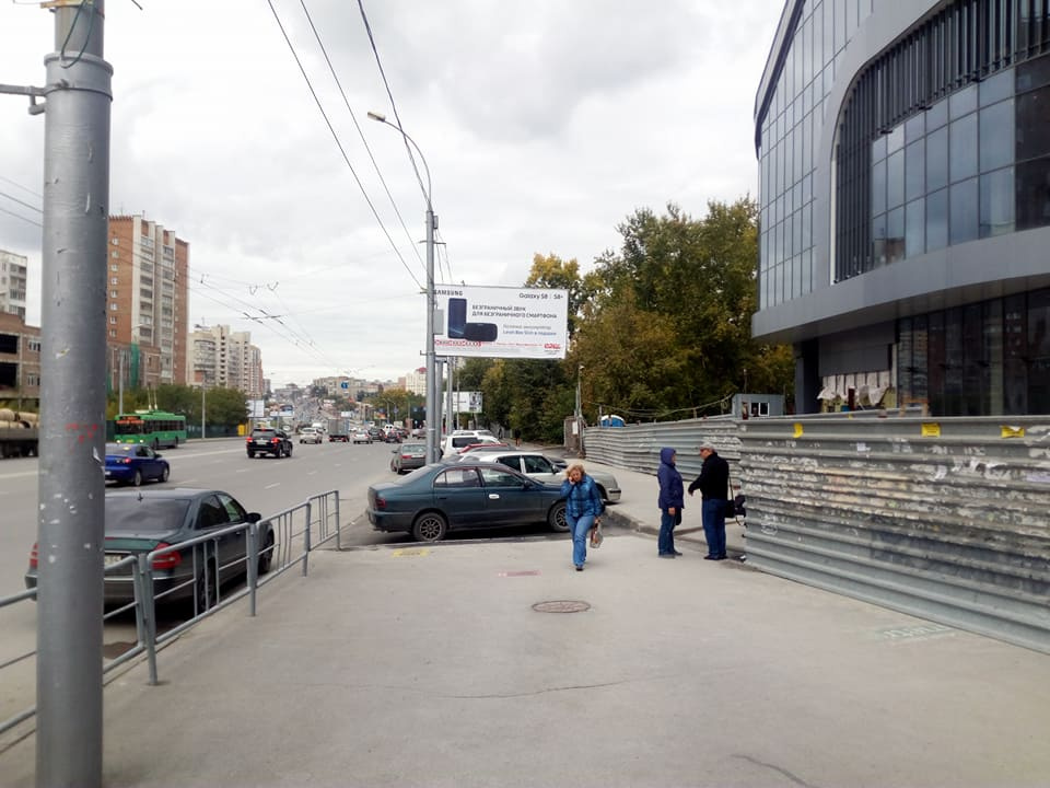 Из-за новой парковки тротуар стал гораздо уже Из-за новой парковки тротуар стал гораздо уже