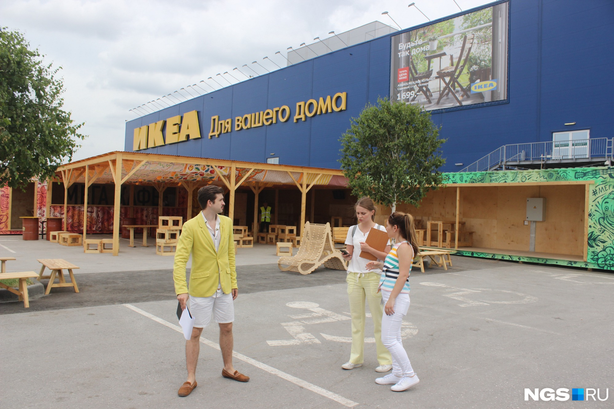 Площадка «Вкус лета» расположилась рядом с магазином ИКЕА. Фото Стаса Соколова