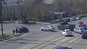 «Пешеходы чудом спаслись»: в Челябинске иномарка снесла светофор на перекрёстке