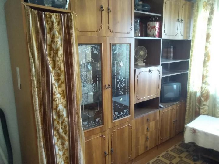 Места такой шкаф занимает много, а на открытых полках постоянно собирается пыль Места такой шкаф занимает много, а на открытых полках постоянно собирается пыль