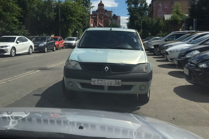 Этот Renault Logan с оренбуржскими номерами стоит на встречной полосе дороги с двойной сплошной линией и загораживает припаркованные машины Этот Renault Logan с оренбуржскими номерами стоит на встречной полосе дороги с двойной сплошной линией и загораживает припаркованные машины