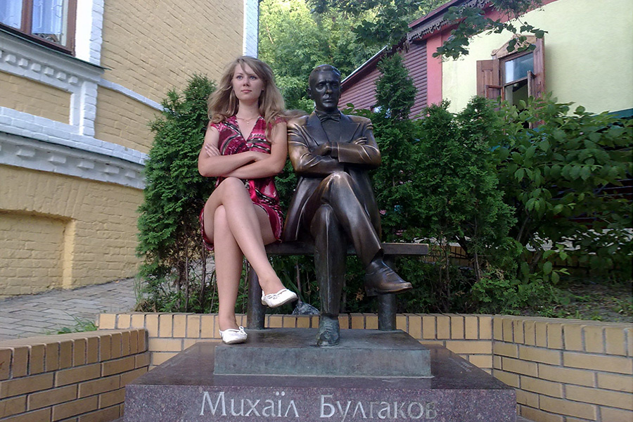 Памятник Михаилу Булгакову на Андреевском спуске в Киеве