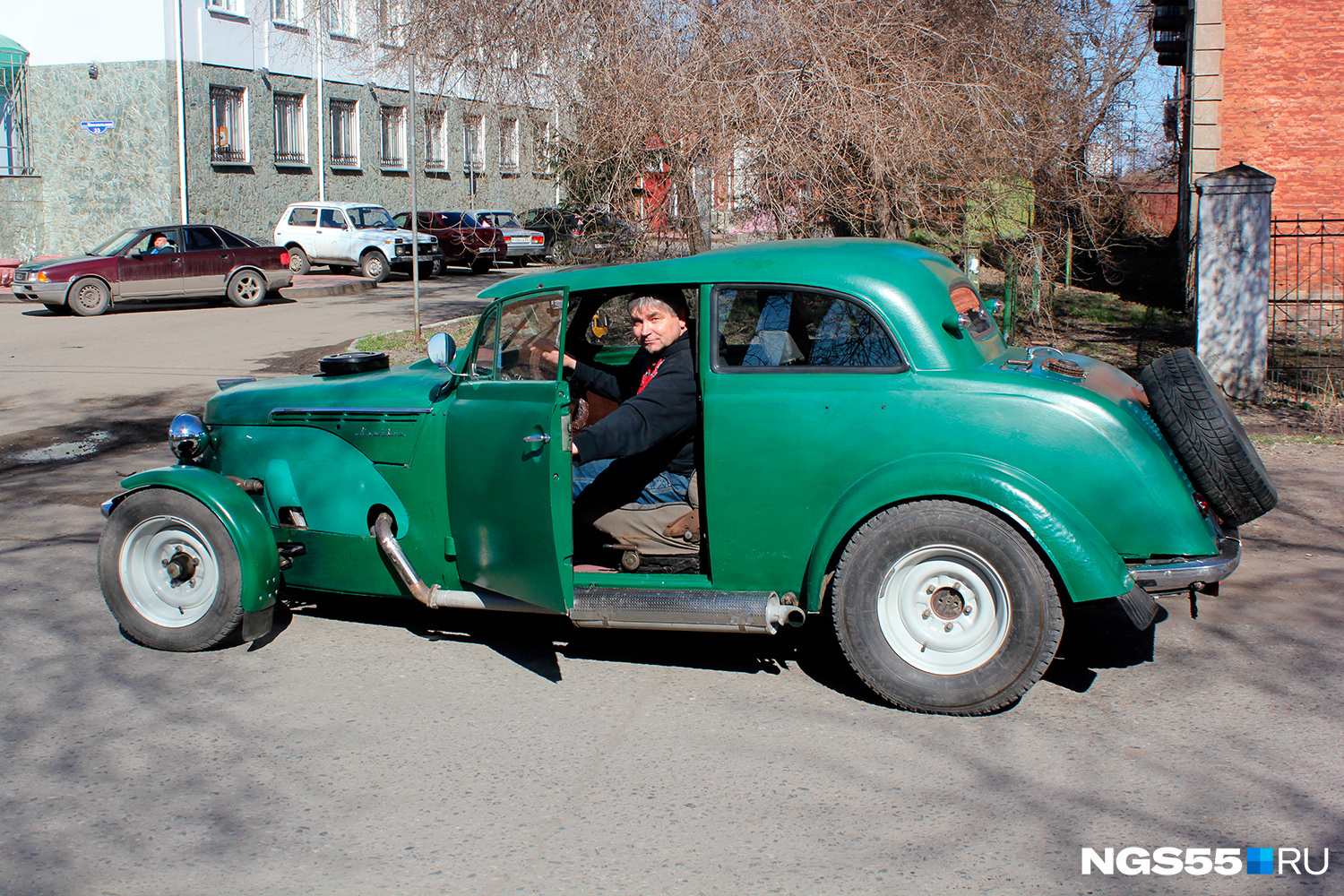 Уменьшенная машина. Гоночный Москвич 401. Кустарный автомобиль. Самоделки из старого автомобиля. Старинный автомобиль самоделка.