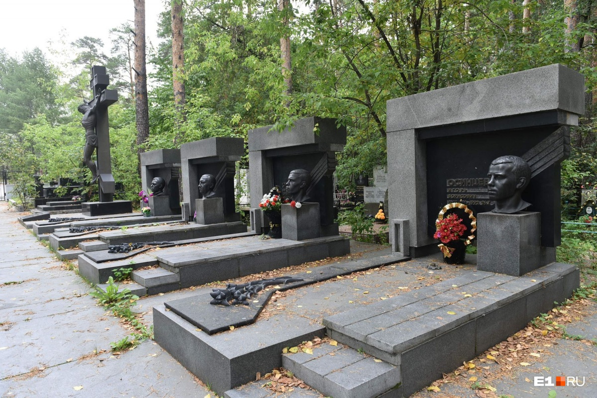 Аллея «центровых» на Широкореченском кладбище