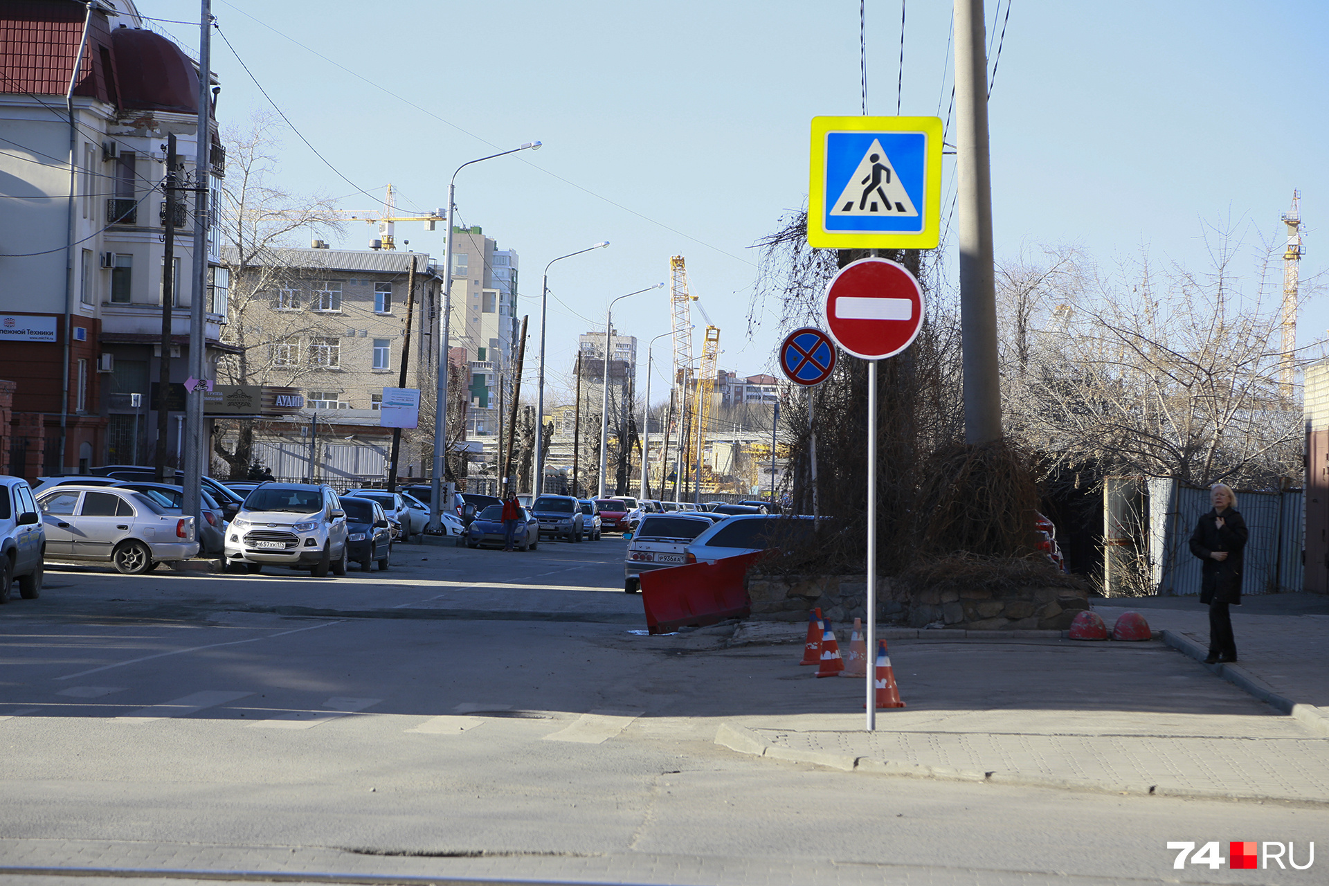 Знак по улице Пушкина запрещает въезд на неё со стороны Карла Маркса