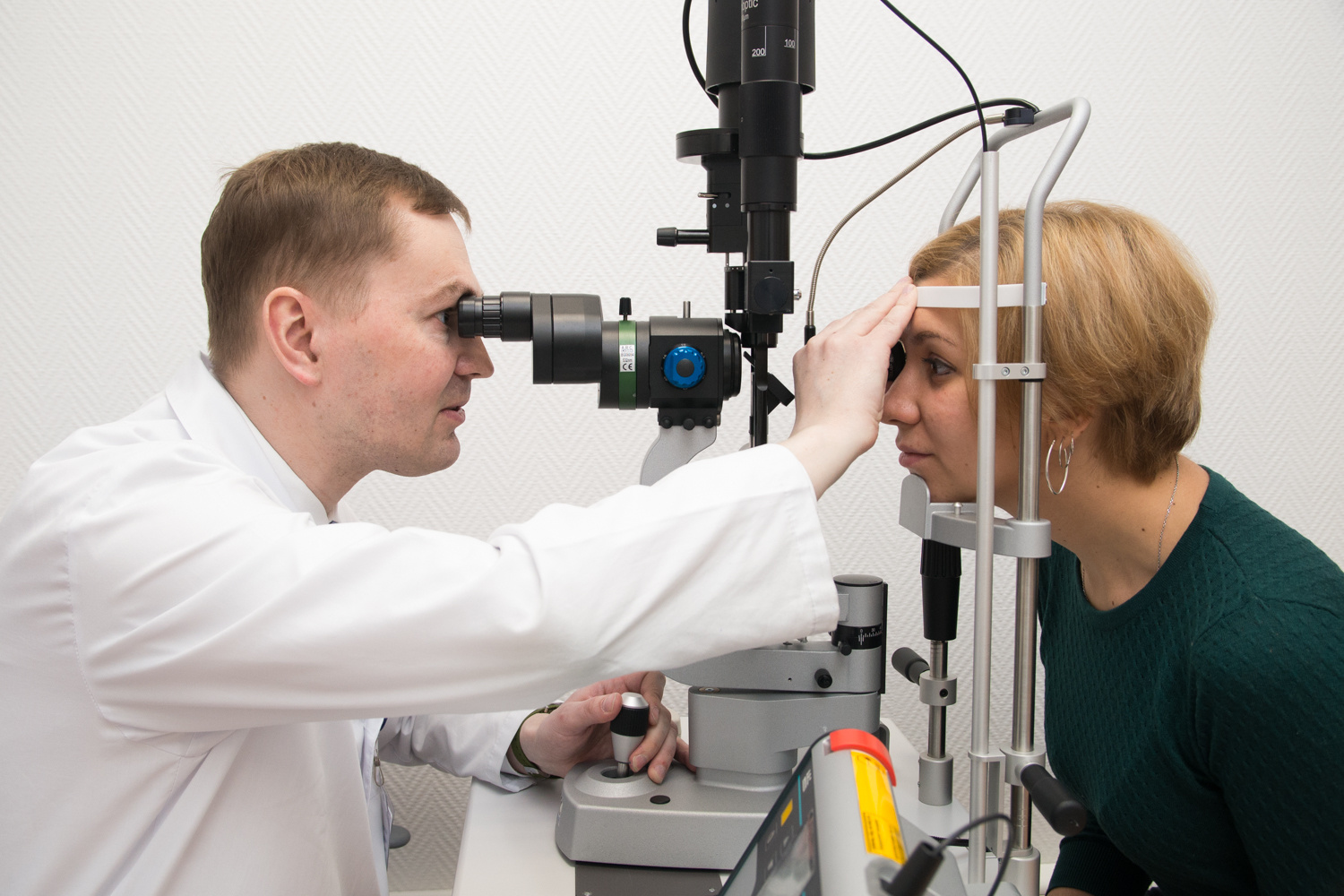 Осмотр глазного дна на «широком»
зрачке способен выявить в начальной стадии такие патологии, как гипертония,
сахарный диабет и др.