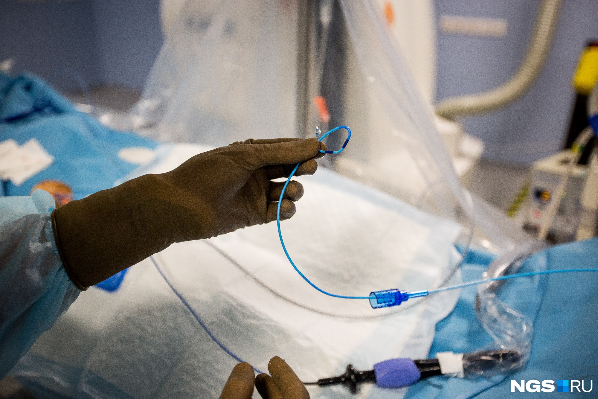 Катетер вставляют в вену пациента — так врачи «добираются» до сердца