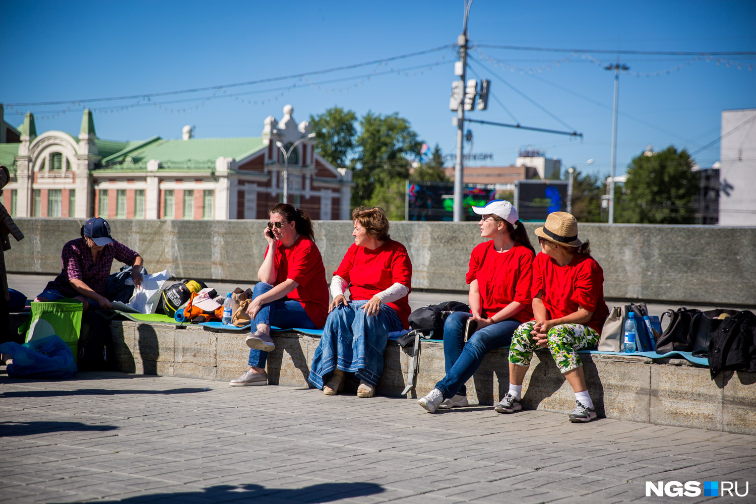 Нгс новости. Новосибирск площадь с людьми.