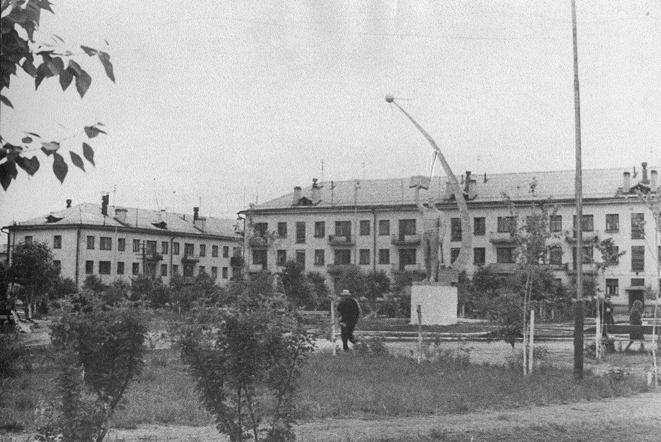 Гагарин в сквере в конце 60-х