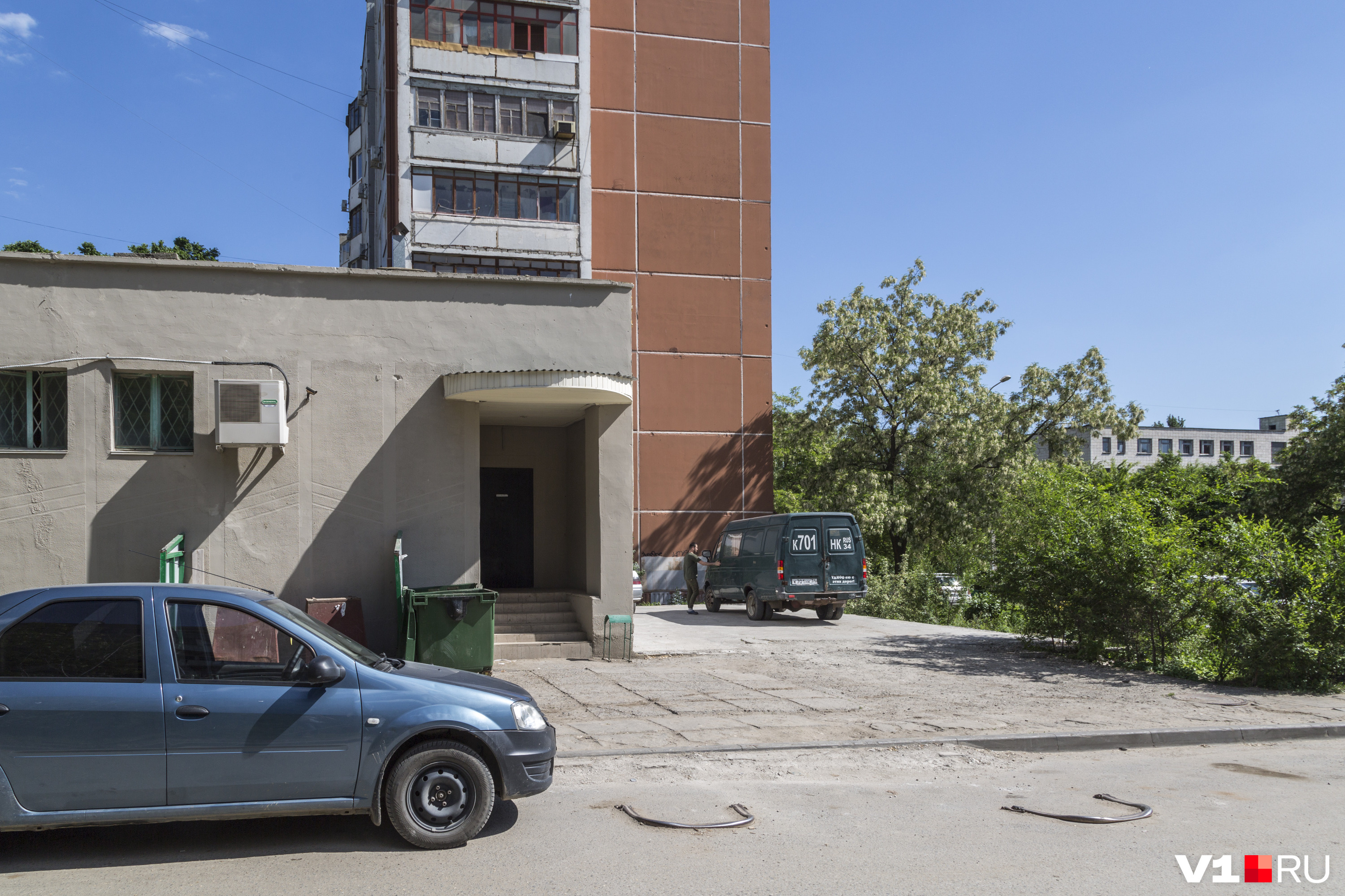 В Волгограде Сбербанк заставили снести самовольно построенный гараж - 20  мая 2019 - V1.ру