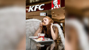 Посетителей новосибирского ТЦ шокировала девушка-ангел, которая ела крылышки KFC
