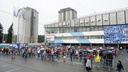 Сотни новосибирцев выстроились в очередь перед ЛДС, чтобы посмотреть на Кубок Стэнли