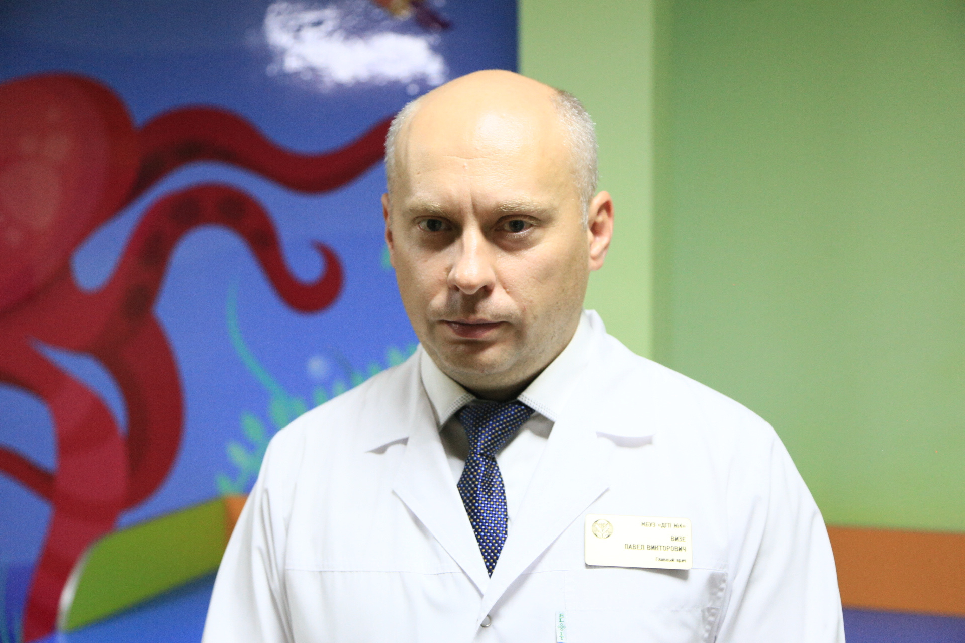 Главный врач поликлиники Павел Визе планирует увеличить число выездных бригад в сезон гриппа и ОРВИ