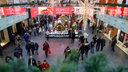 «В таких очередях не пробьешься!»: сотни волгоградцев штурмуют торговые центры ради подарков и икры
