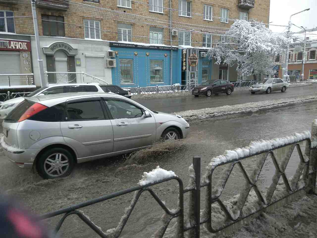 Машины обливают пешеходов грязной снежной кашей