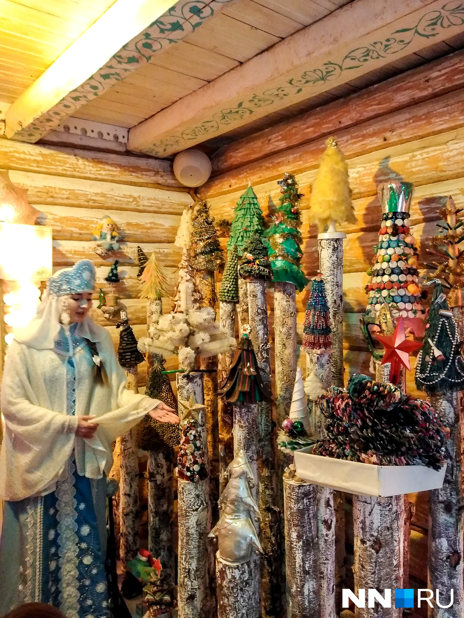 Рукодельные елочки присылают Снегурочке со всей России. Скопилась немаленькая коллекция