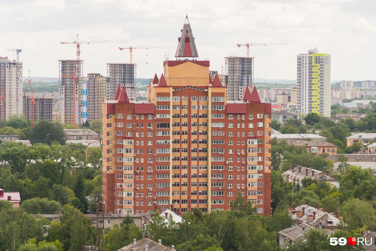 «Доминанта» за счет пирамидок напоминает московские постройки 50-х годов «Доминанта» за счет пирамидок напоминает московские постройки 50-х годов