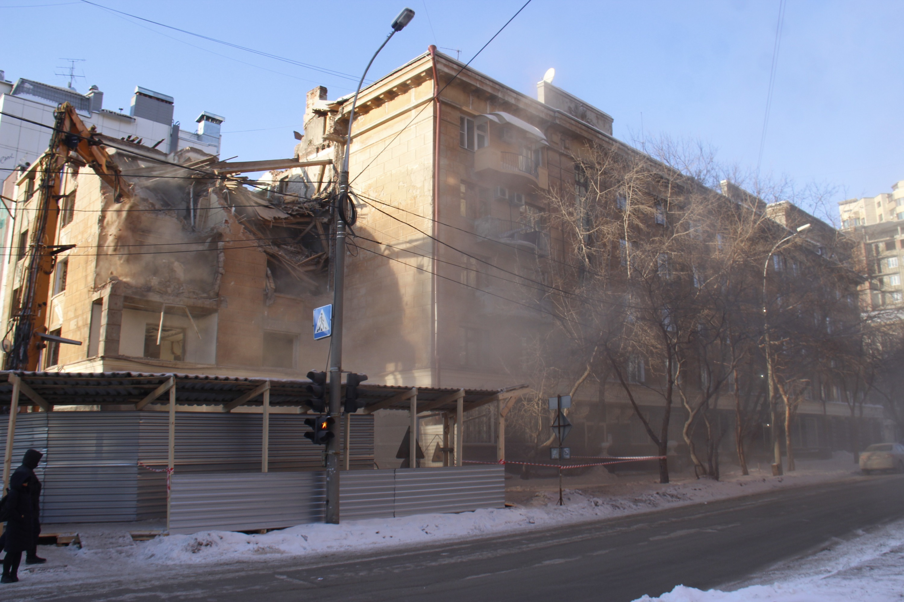 После обрушения крупных частей вдоль улицы тянется шлейф пыли