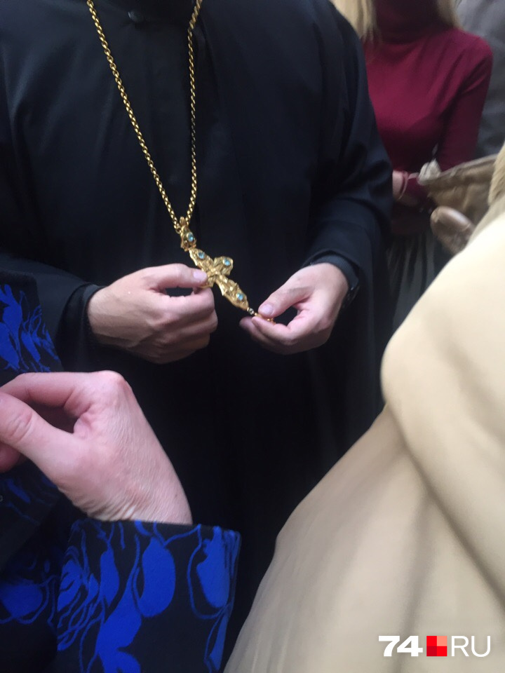 В холле Дома архитектора отец Игорь попал в плотное окружение противников и сторонников часовни В холле Дома архитектора отец Игорь попал в плотное окружение противников и сторонников часовни