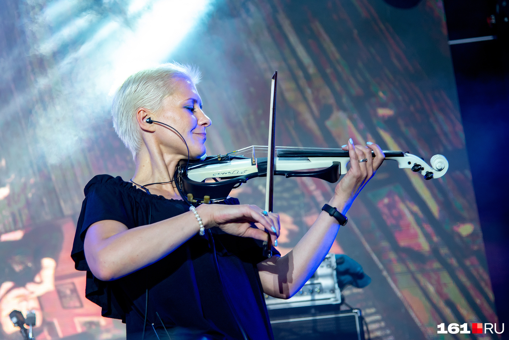 Ирина Сорокина играет в группе «КняZz» на электроскрипке 