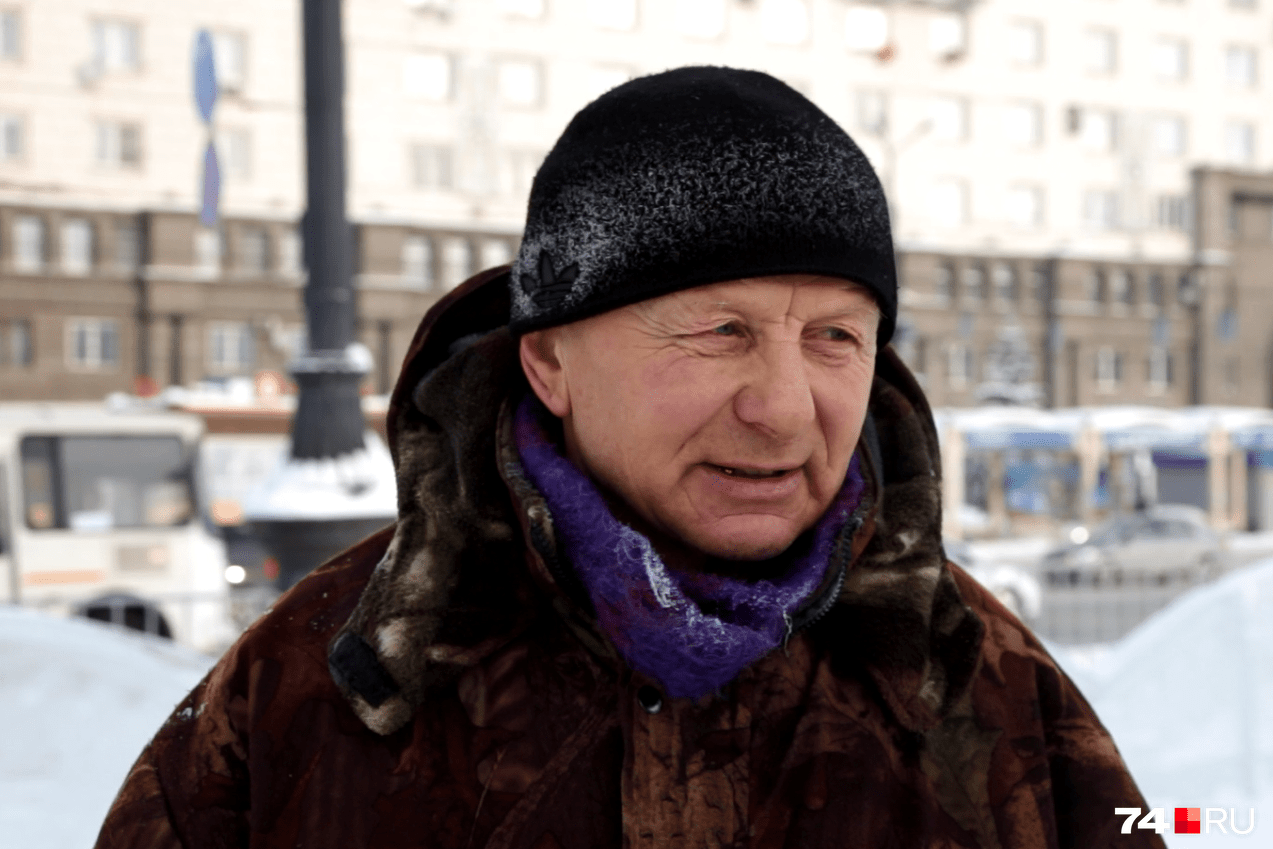Владимир Алексеевич с семи утра до семи вечера чистит, скребёт и убирает снег в ледовом городке на площади Революции