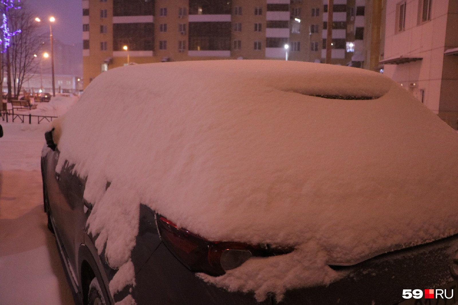 Водителям предстоит потрудиться, чтобы очистить свои автомобили от снега 