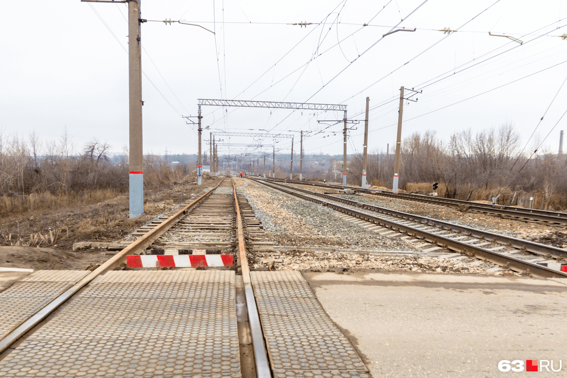 Самарский путей. Габаритные ворота на ЖД. ЖД путепровод. Переезд ЖД путей. Рельсы переезд.