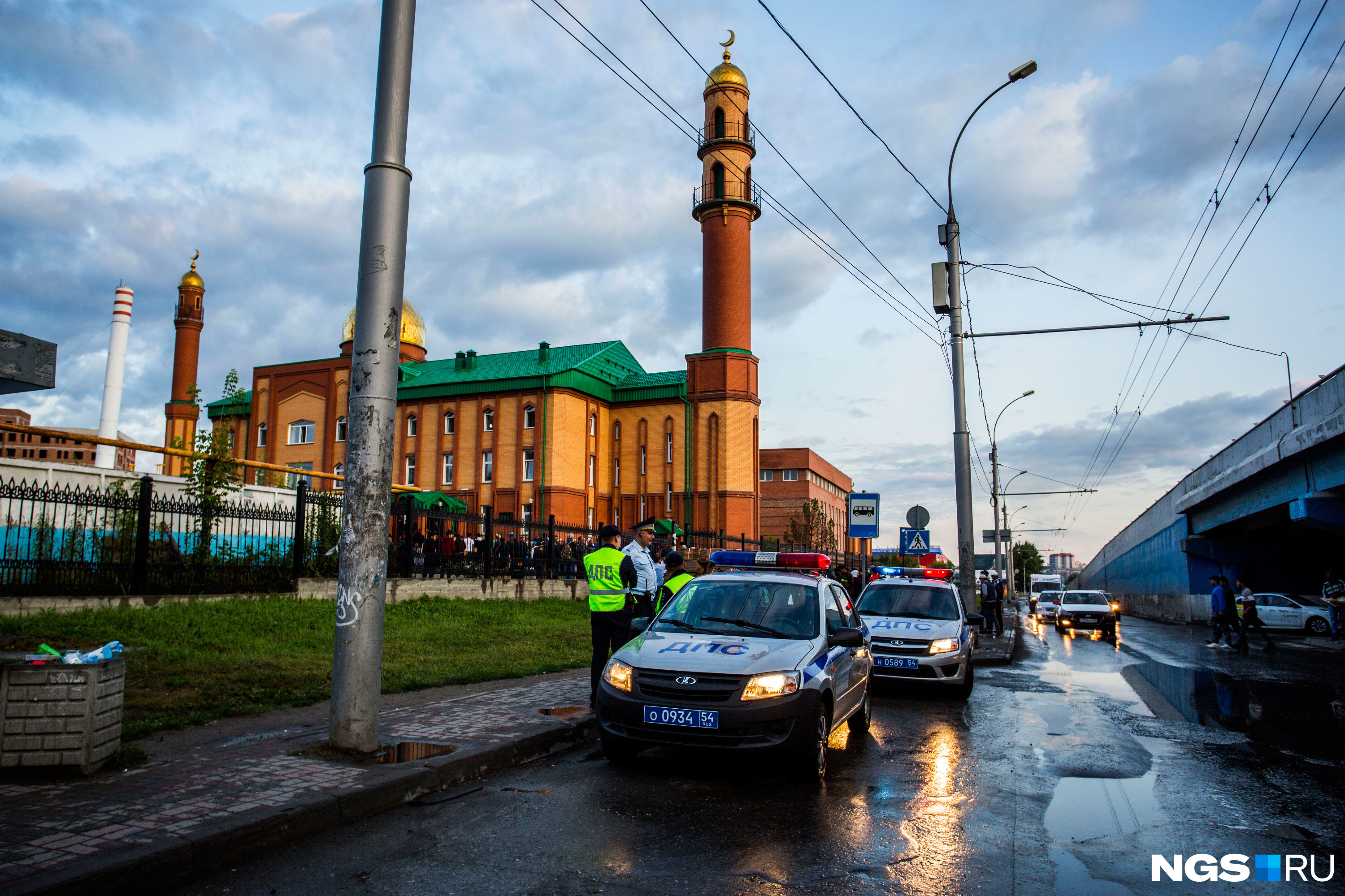 На месте дежурила полиция 