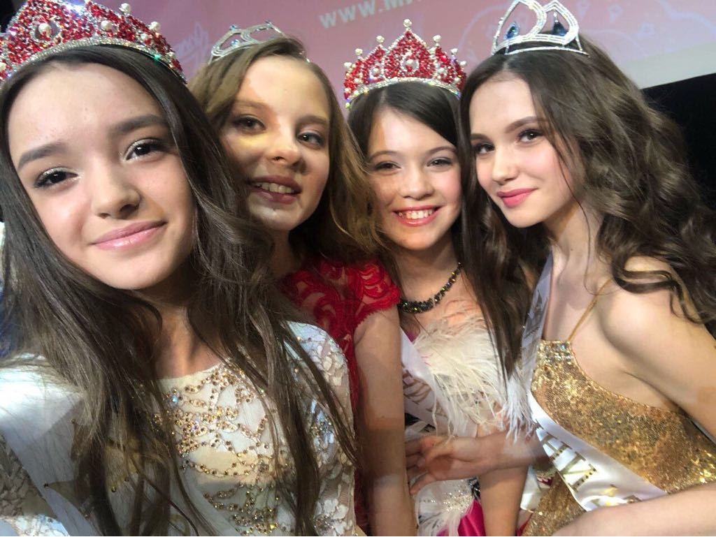 Вика Чирцова крайняя справа Вика Чирцова крайняя справа