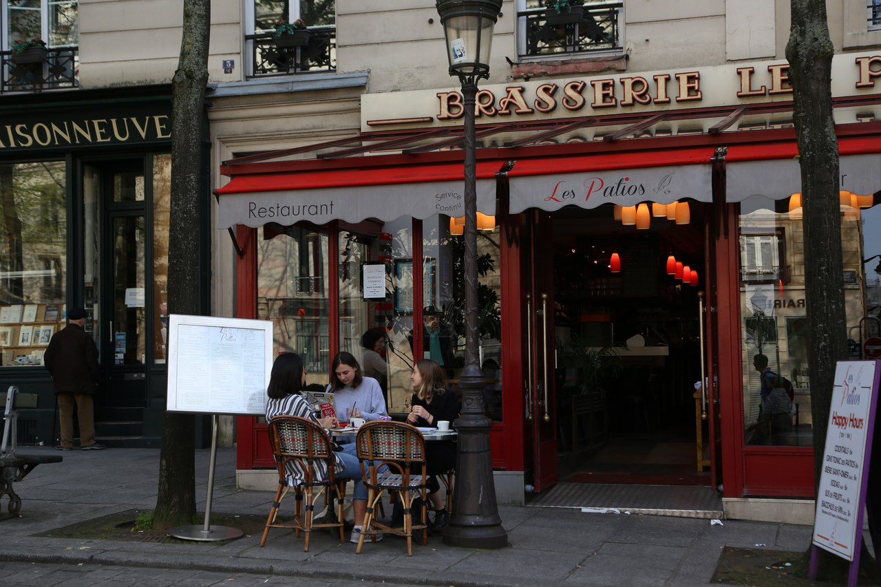 Среди европейских стран этим летом наиболее выгодно покупать билеты во Францию, говорит Янис Дзенис. На фото — площадь возле Сорбонны (Париж, Франция)
