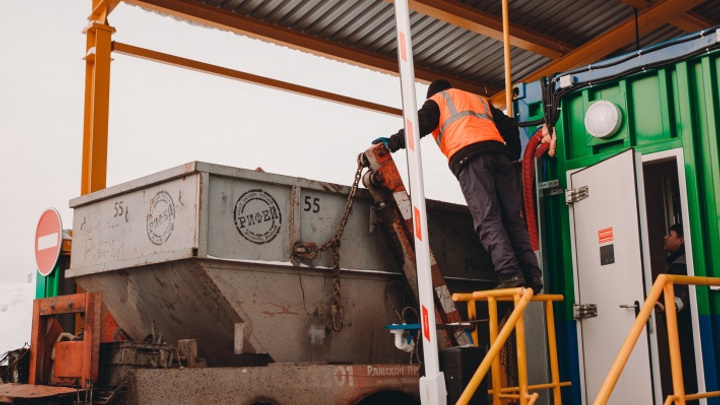 Из дворов Тюмени убирают контейнеры для крупного и строительного мусора. Рассказываем почему