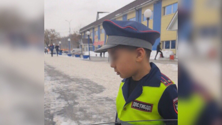 Малыш в форме сотрудника ДПС умилил тюменских водителей, но расстроил полицейских