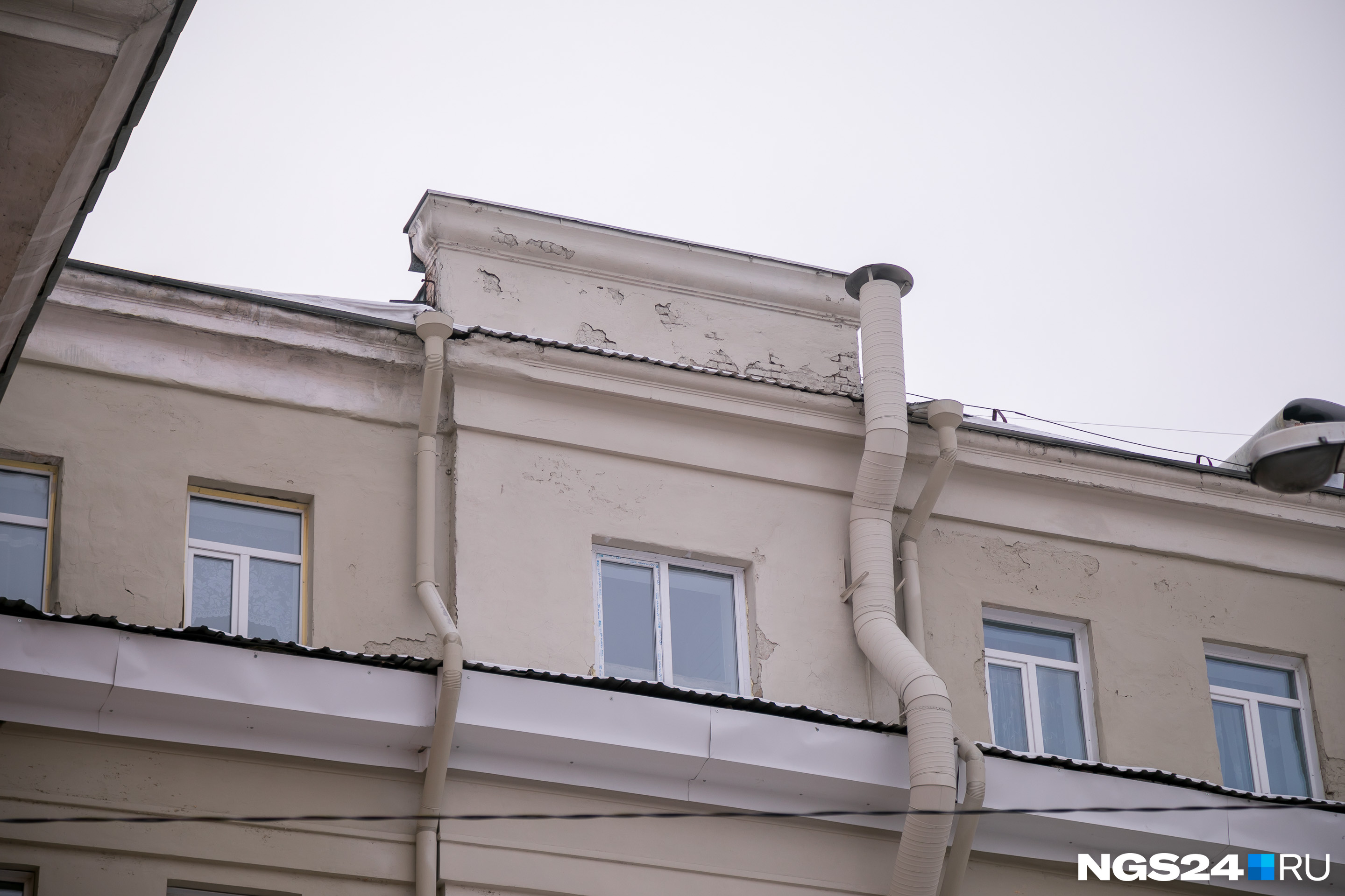У дома на Горького уже начала обваливаться новая краска У дома на Горького уже начала обваливаться новая краска