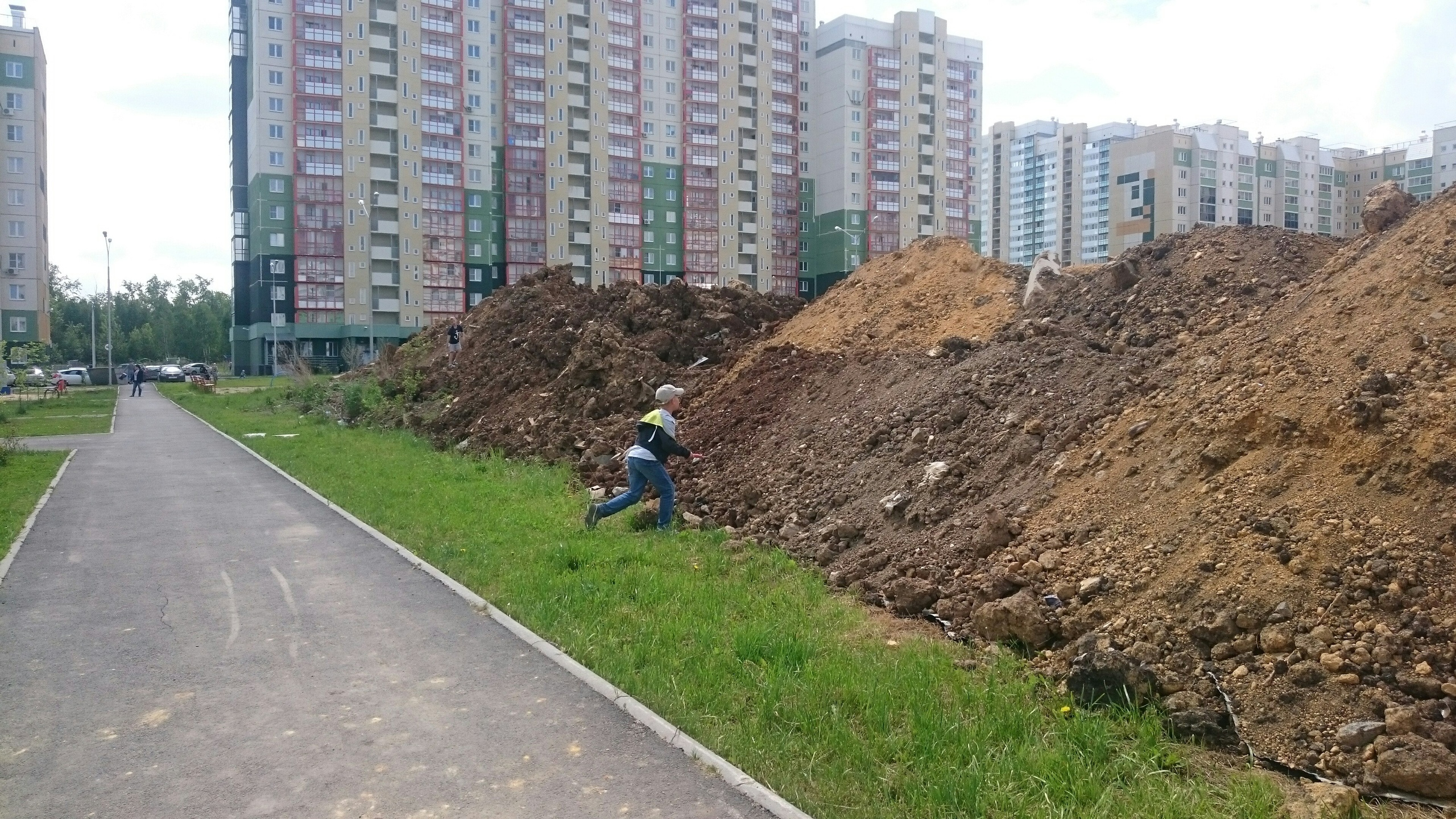 Кучи земли со стройки высыпают во дворе Кучи земли со стройки высыпают во дворе