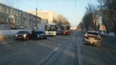 Гигантские пробки сковали улицу Сибиряков-Гвардейцев из-за двух аварий
