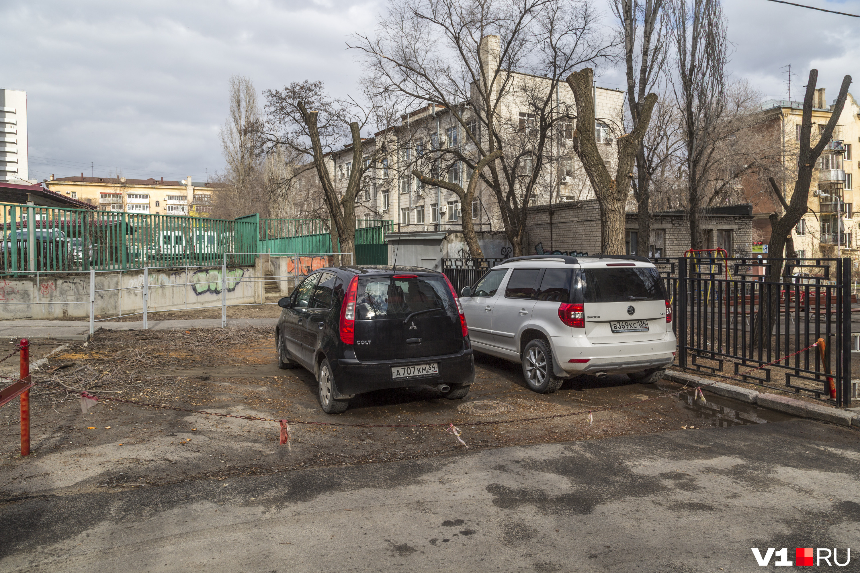 Эти ограждения помогли волгоградцам выбить личные парковки в центре города Эти ограждения помогли волгоградцам выбить личные парковки в центре города