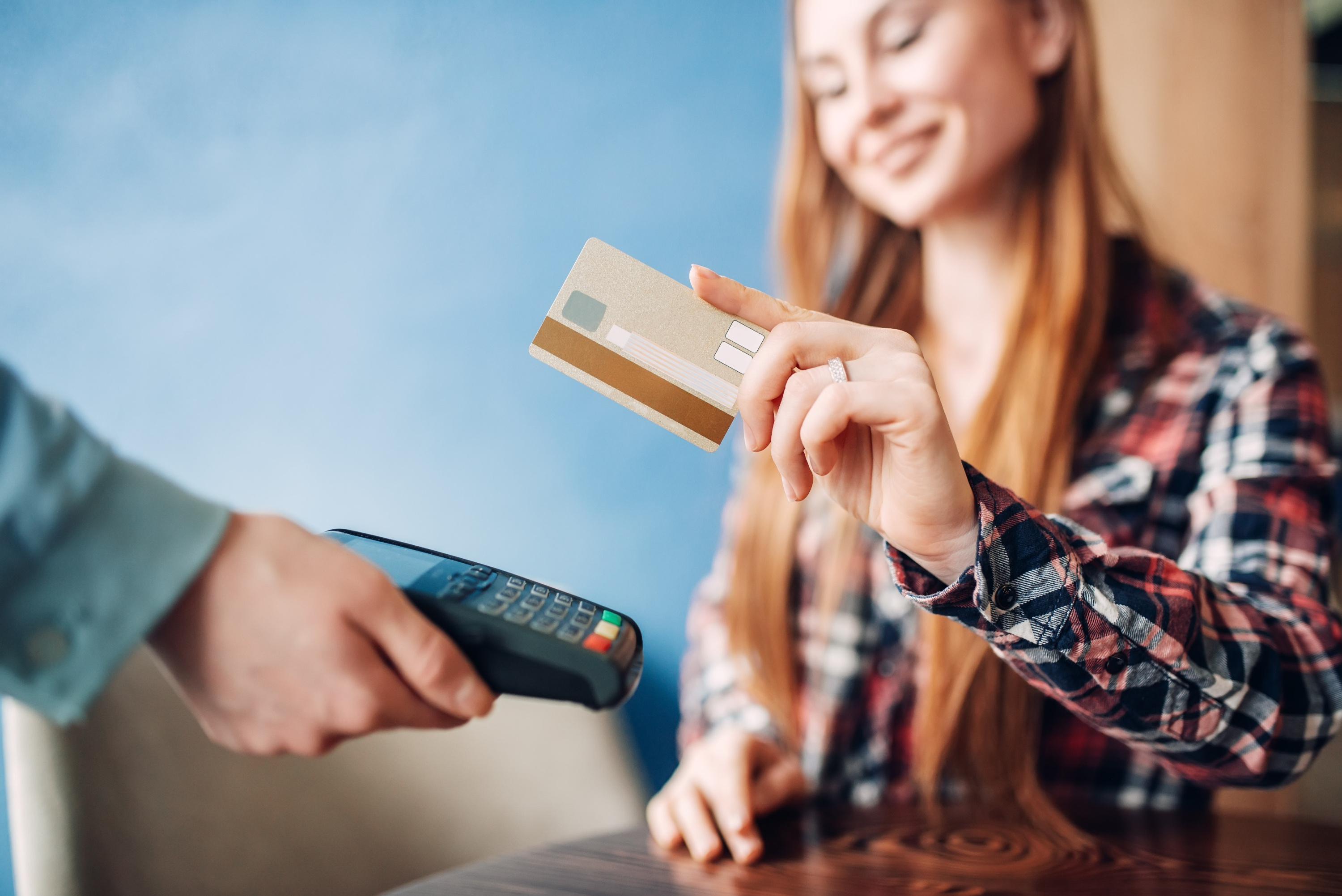 Paying seconds. Девушка с картой в руках. Девушка с кредиткой. Кредитная карта в руке. Женщина с кредитной картой.