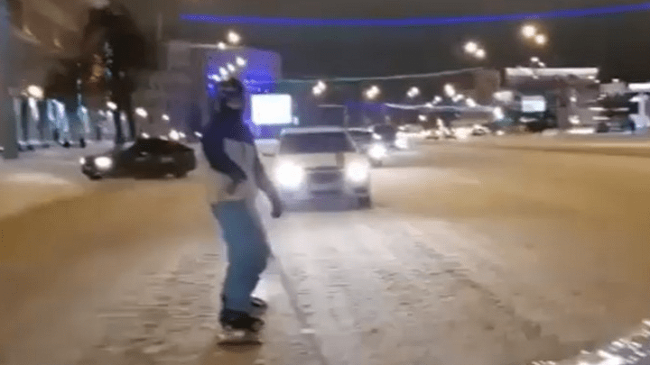 Сноубордист прокатился по заснеженным улицам Уфы и снял экстрим на видео