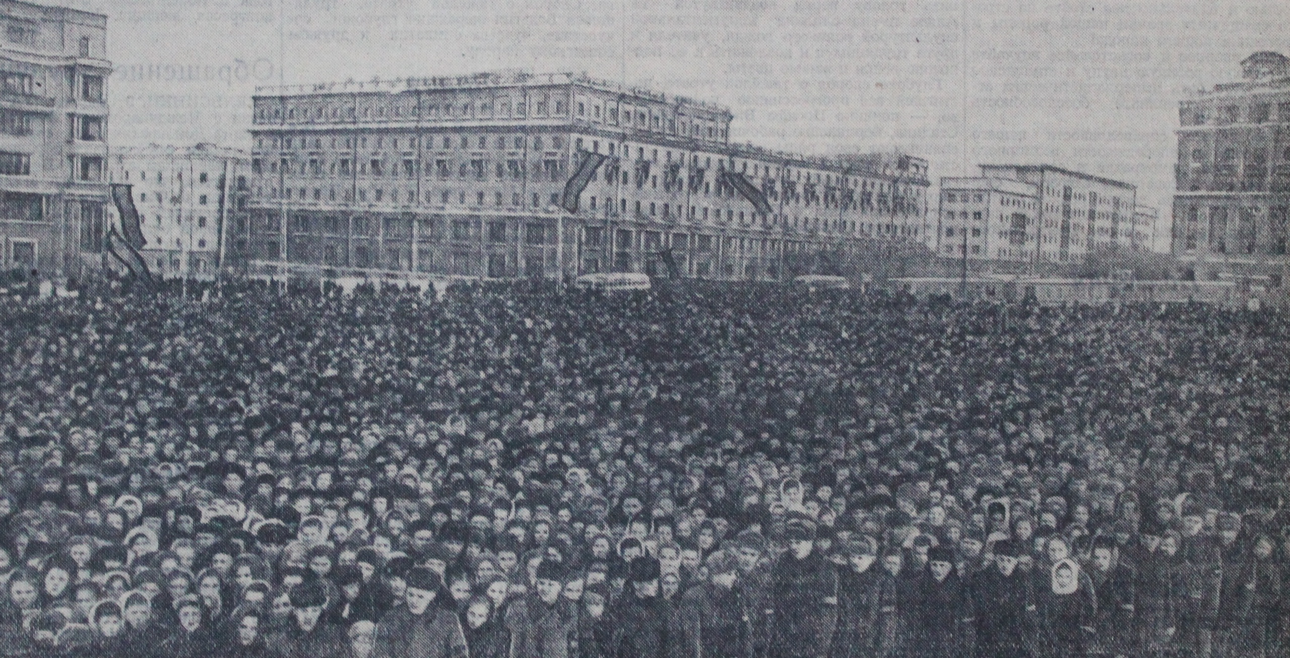 А это — снимок 1953 года. Тысячи людей слушают радиопередачу из Москвы с траурного митинга по случаю смерти Иосифа Сталина А это — снимок 1953 года. Тысячи людей слушают радиопередачу из Москвы с траурного митинга по случаю смерти Иосифа Сталина