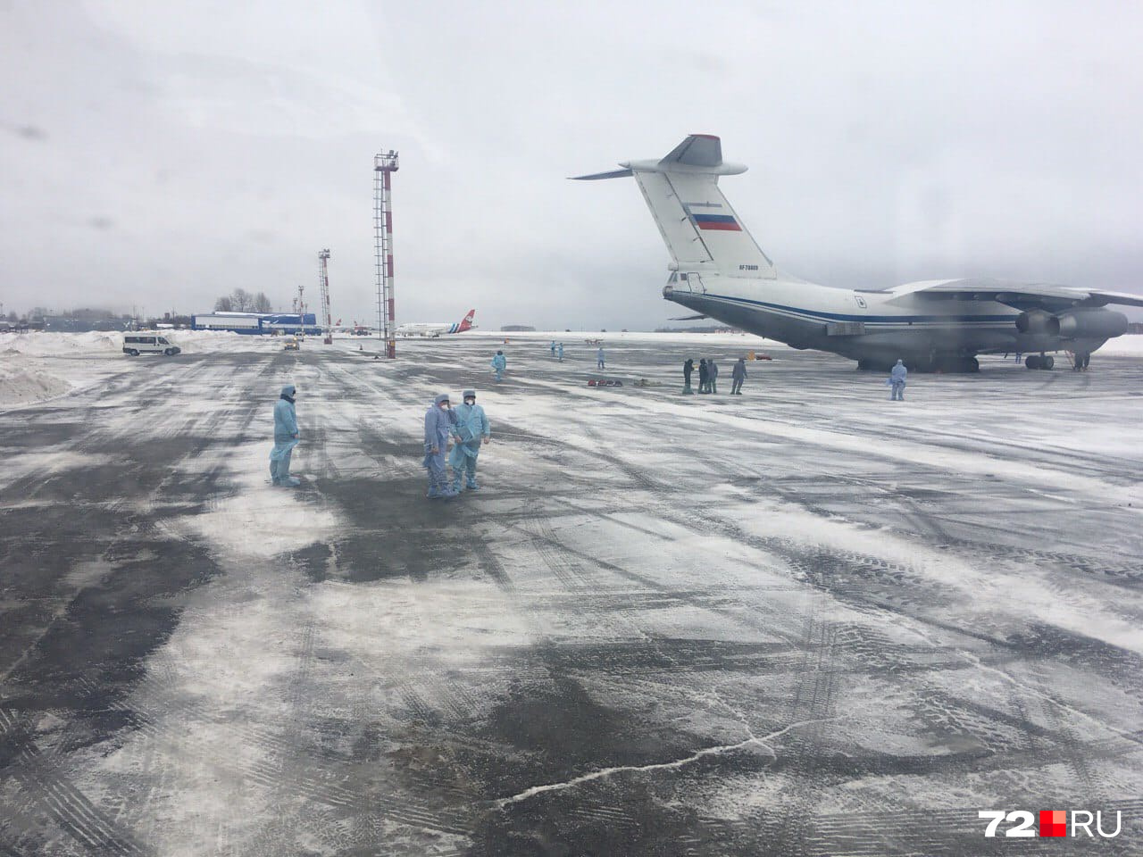 Специалисты в средствах защиты готовились встретить Ил-76 с пассажирами из Китая на борту