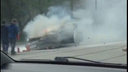 Видео: в Новосибирске загорелся автомобиль «Яндекс такси»