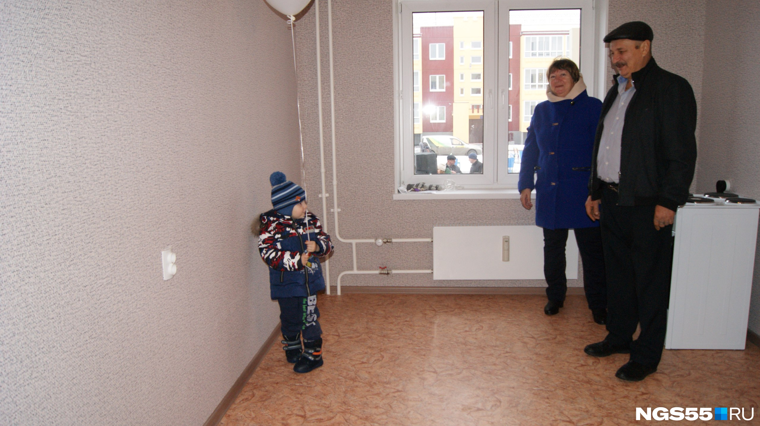 Мальчик с шариком побежал изучать просторы новой квартиры